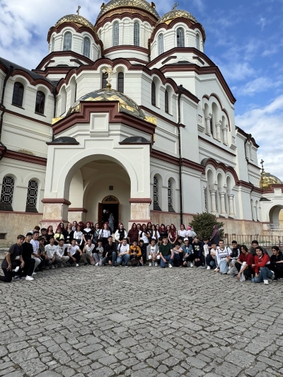 В рамках программы летнего лагеря «Ахышьтрахь» делегация соотечественников посетила город Новый Афон