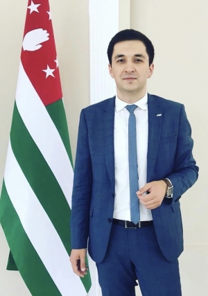 Иахьа Иира мшуп Аҧсадгьыл ахь ахынҳәразы аҳәынҭқарратә еилакы ахантәаҩы ихаҭыҧуаҩ​ Асҭамыр Багаҭелиа