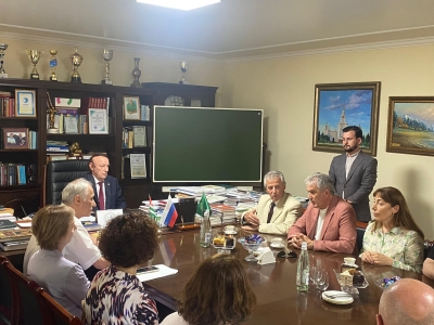 Ҭырқәтәылантәи иааз  ҳџьынџьуаа рделегациа ахаҭарнакцәа  рыдыркылеит Аҧснытәи аҳәынҭқарратә университет аректор, апрофессор Алеко Гәарамиеи, Аҧснытәи аҭҵаарадыррақәа ракадемиа Апрезидент Зураб Џьапуеи